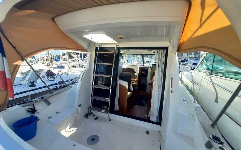 slider 4 Beneteau Antares 30 Fly