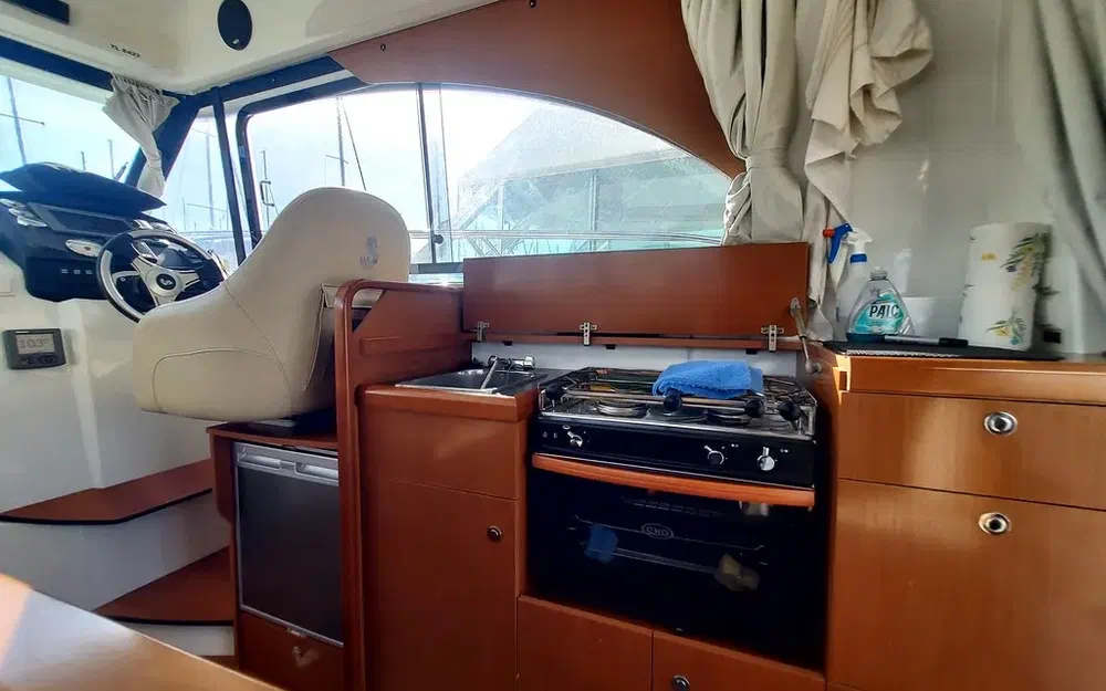 slider 8 Beneteau Antares 30 Fly