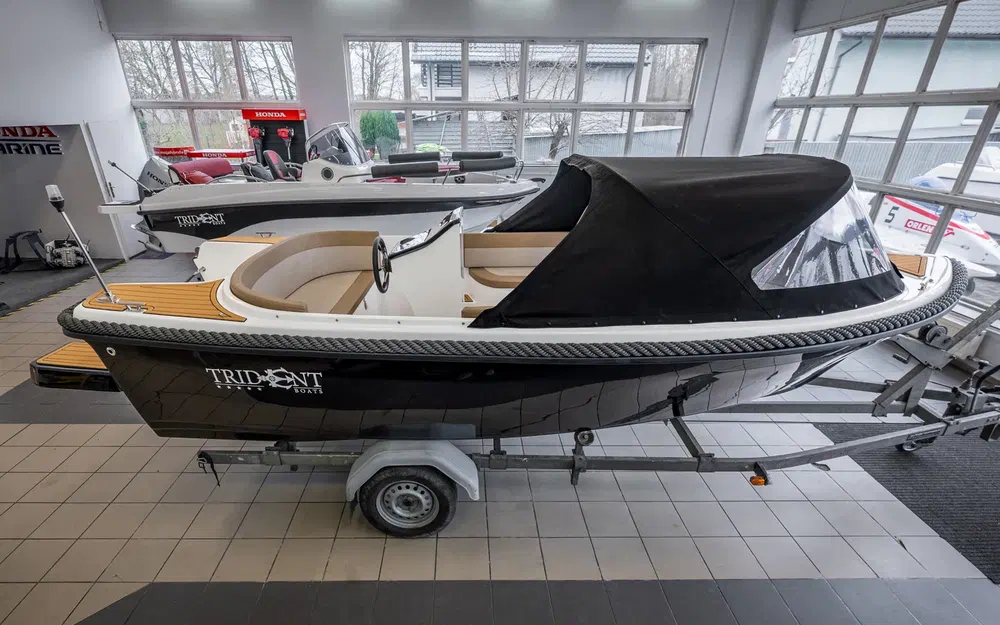 slider 1 Trident Marine 520 classic
