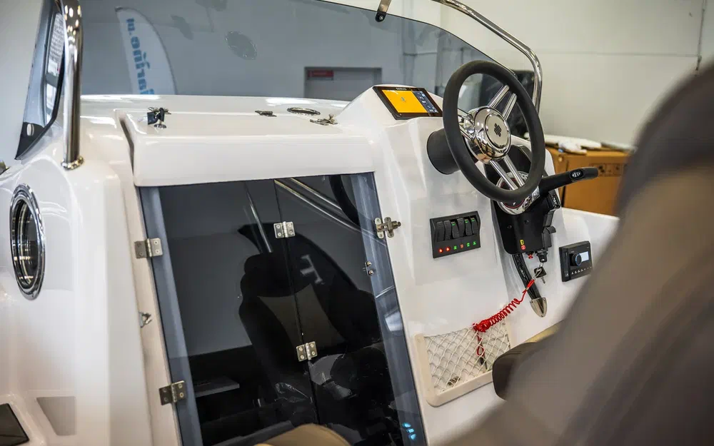 slider 11 Trident Marine 530 SUNDECK