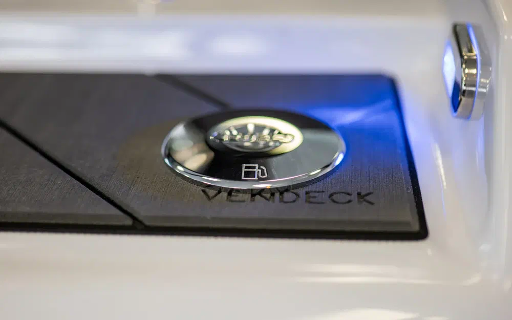 slider 18 Trident Marine 530 SUNDECK