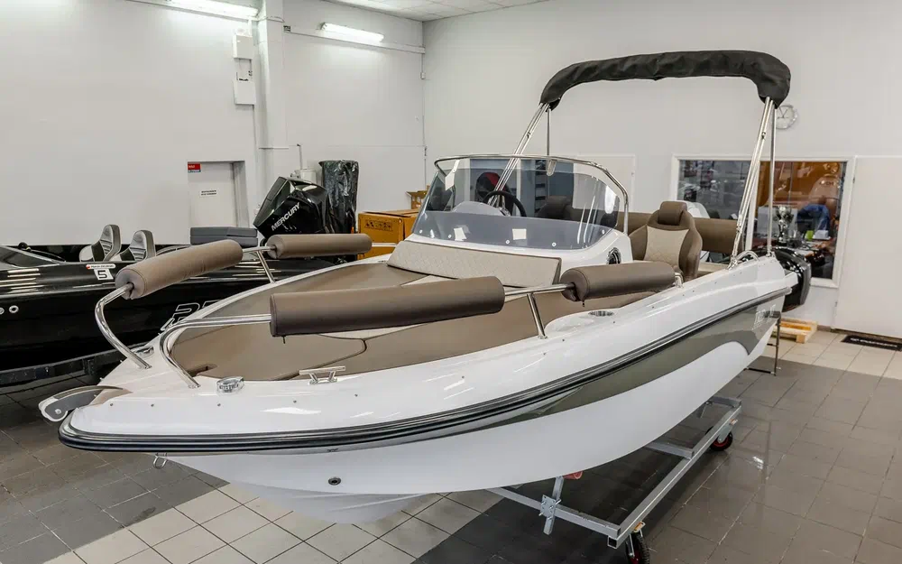 slider 1 Trident Marine 530 SUNDECK