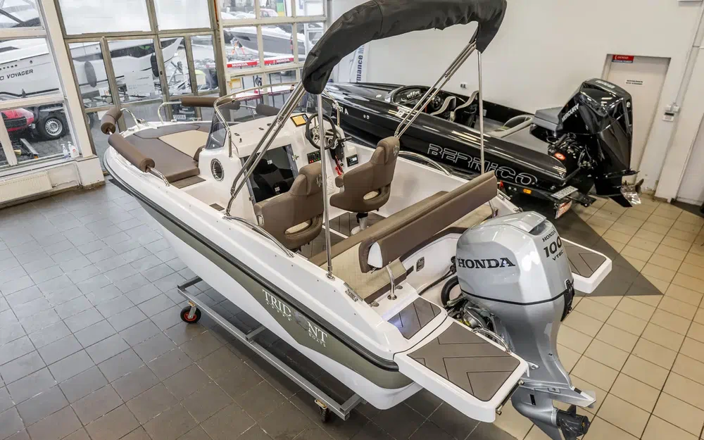slider 2 Trident Marine 530 SUNDECK