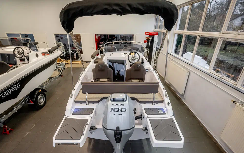 slider 8 Trident Marine 530 SUNDECK