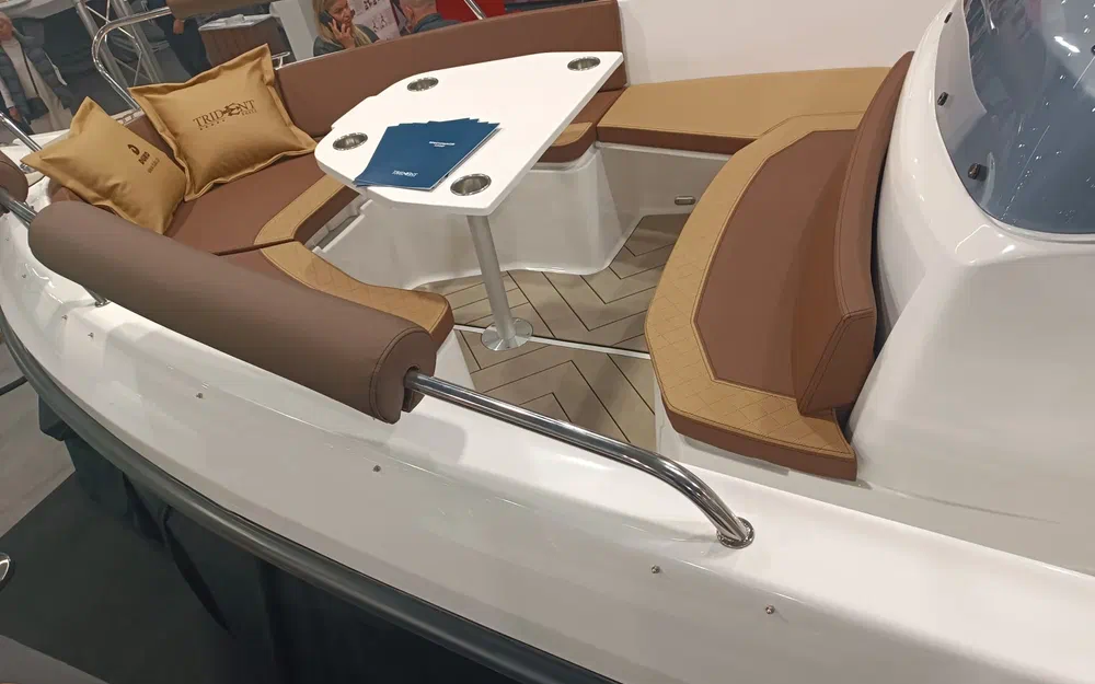 slider 11 Trident Marine 630 OPEN