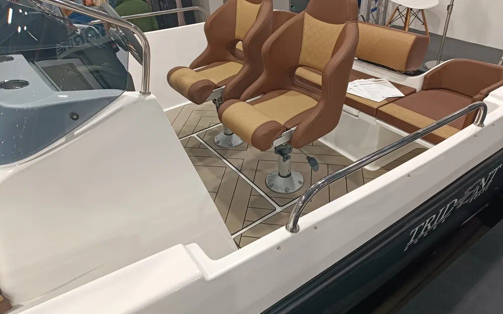 slider 12 Trident Marine 630 OPEN