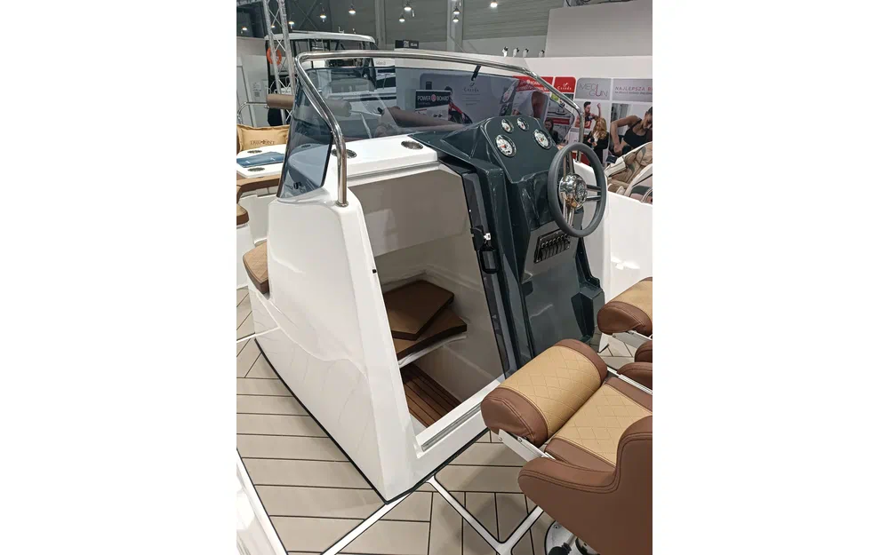 slider 5 Trident Marine 630 OPEN