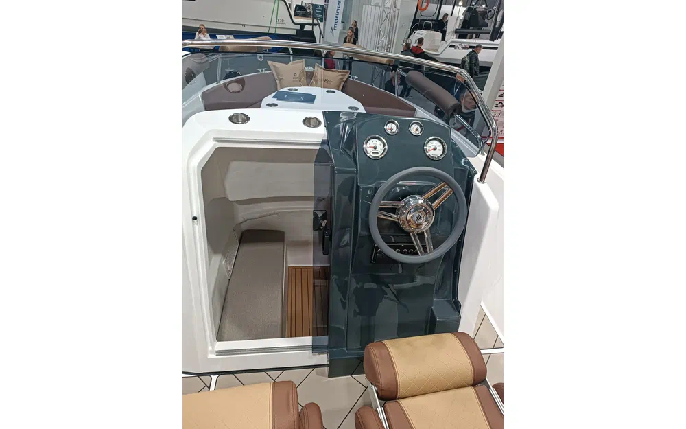 slider 7 Trident Marine 630 OPEN