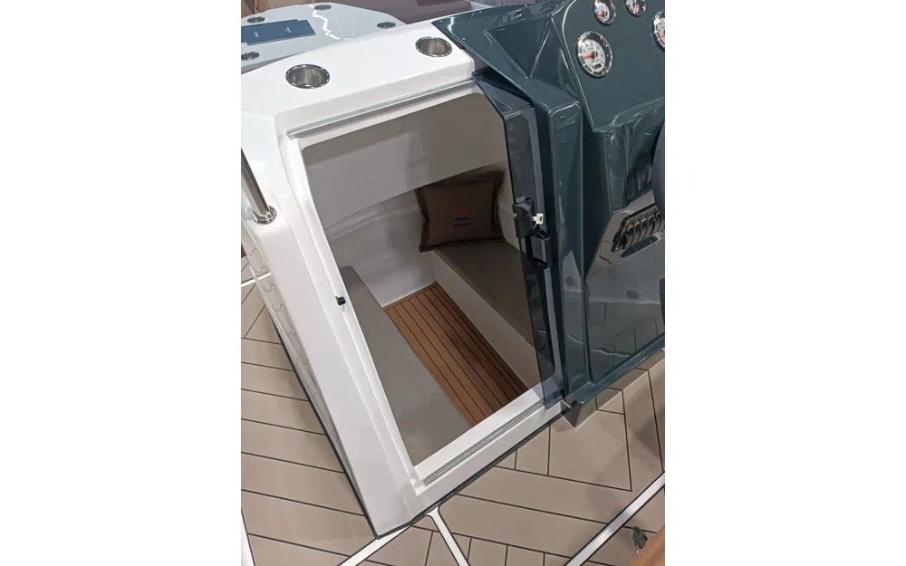 slider 8 Trident Marine 630 OPEN