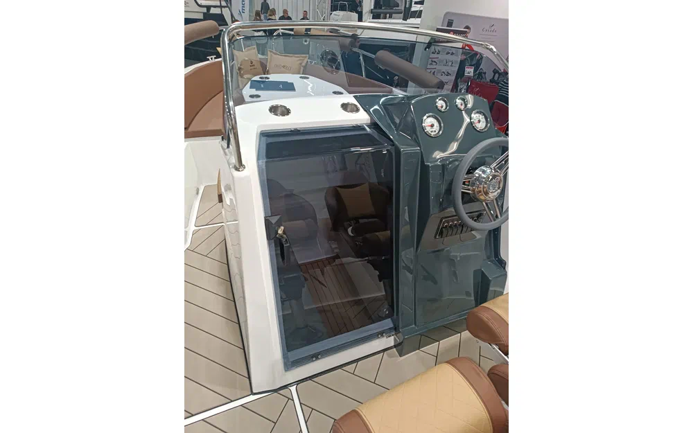 slider 9 Trident Marine 630 OPEN