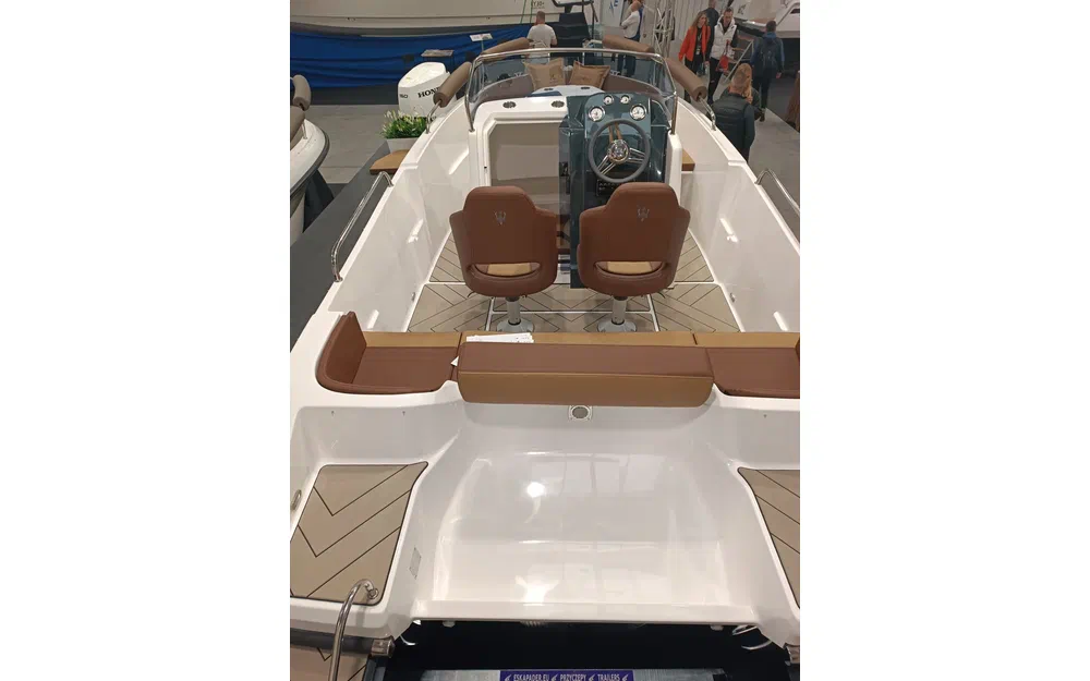 slider 10 Trident Marine 630 OPEN