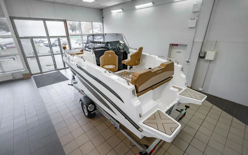 slider 2 Trident Marine 640 SUNDECK