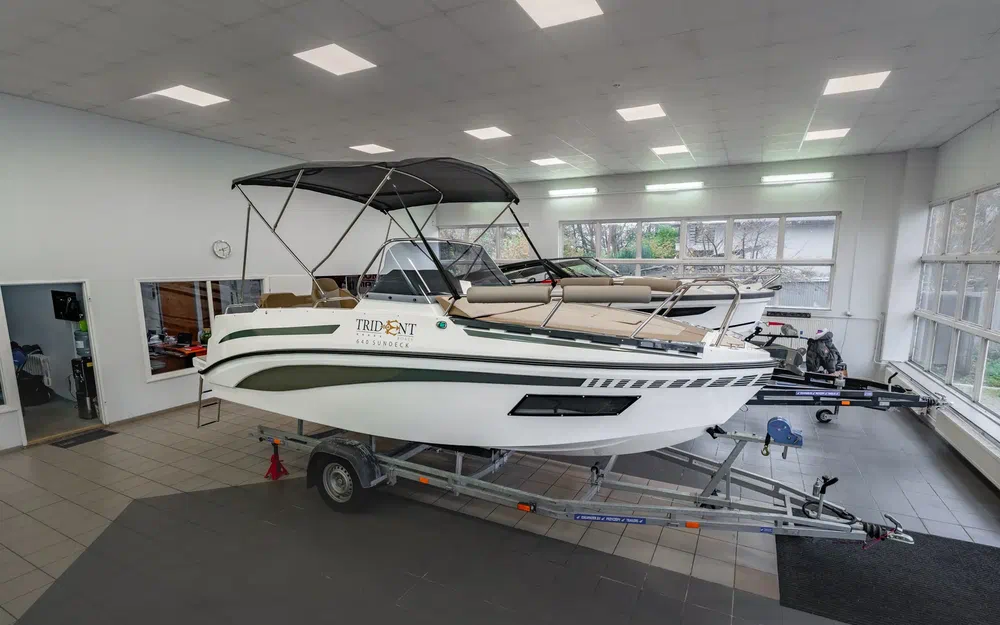 slider 4 Trident Marine 640 SUNDECK