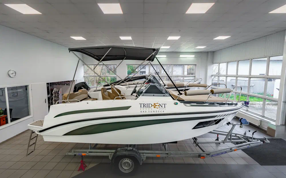 slider 5 Trident Marine 640 SUNDECK