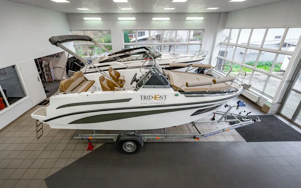 slider 7 Trident Marine 640 SUNDECK