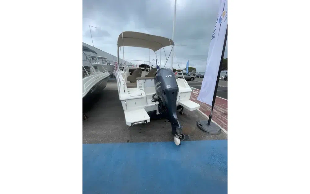 slider 1 Pacific Craft 700 SC