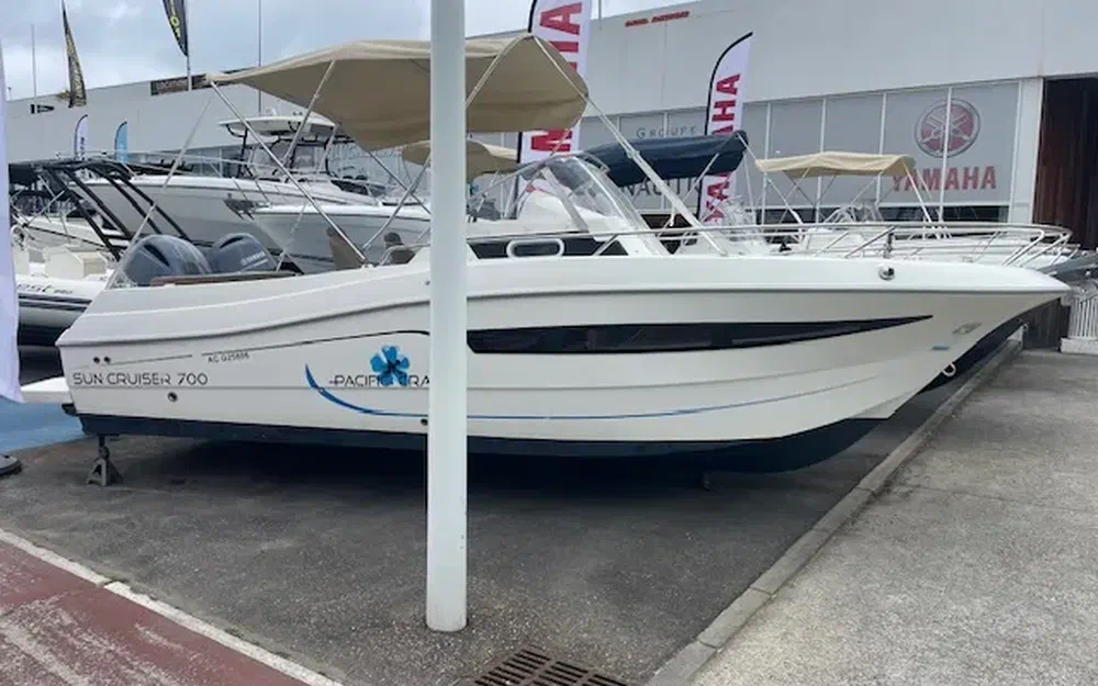 slider 0 Pacific Craft 700 SC