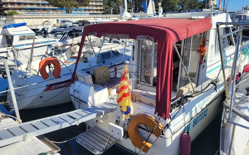 slider 1 Beneteau Antares 8