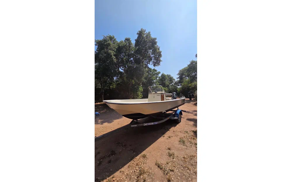 slider 2 Boston Whaler 17 Montauk