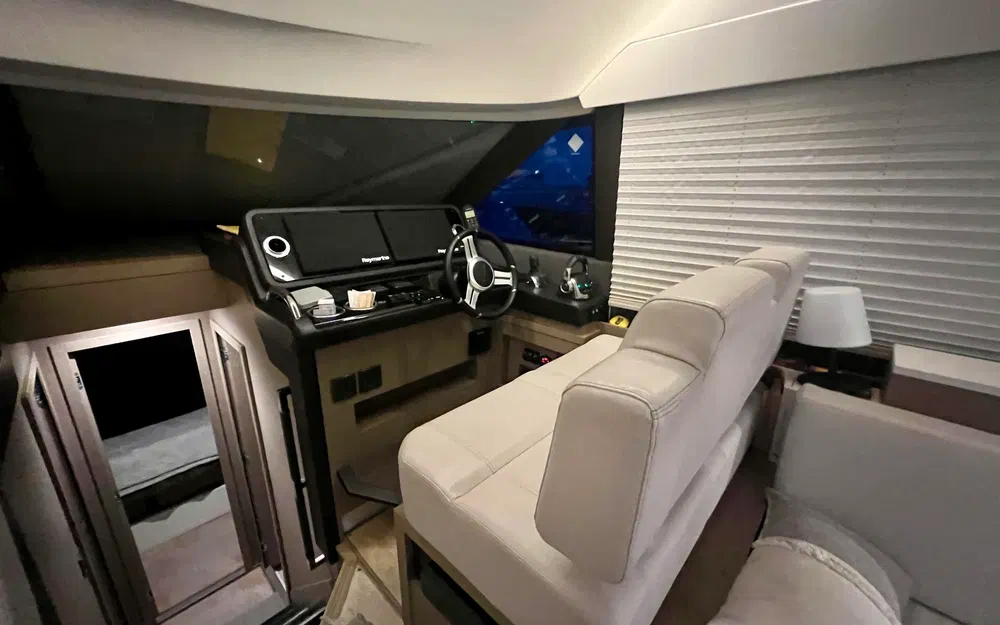 slider 4 Prestige Yachts 460 Fly