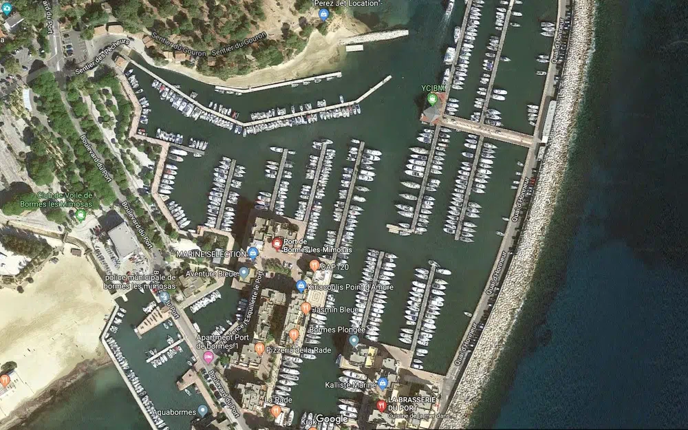 slider 0 Place de port Bormes les Mimosas 12m x 4.10m