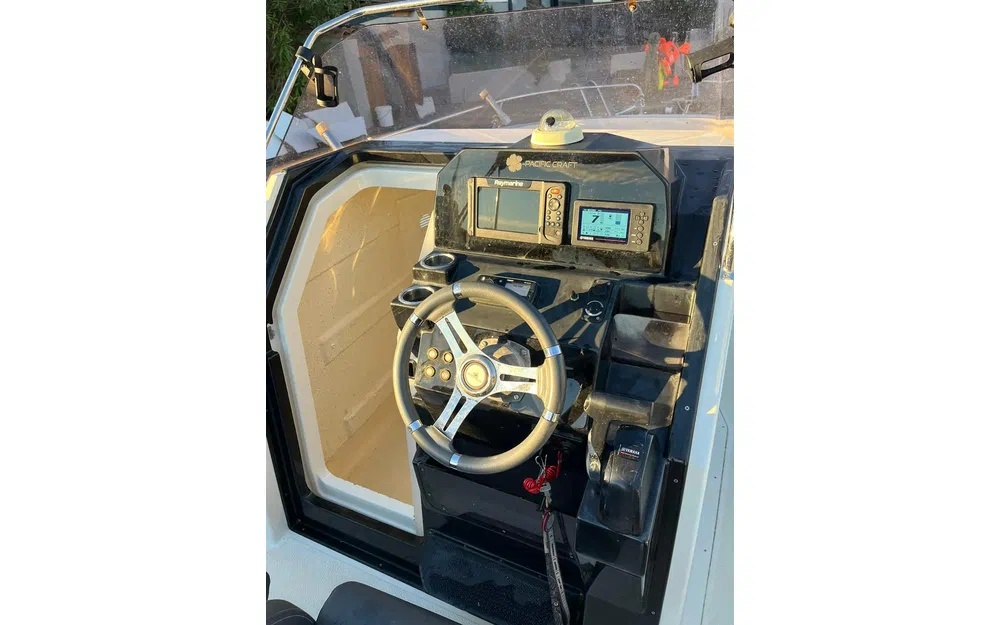 slider 7 Pacific Craft 750 Open