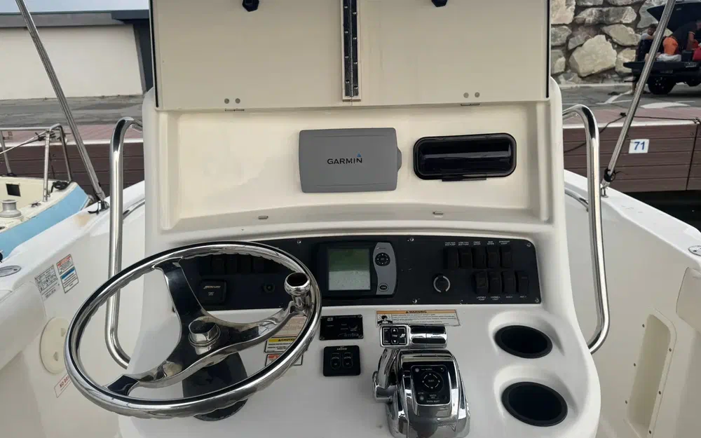 slider 5 Boston Whaler 240 Outrage