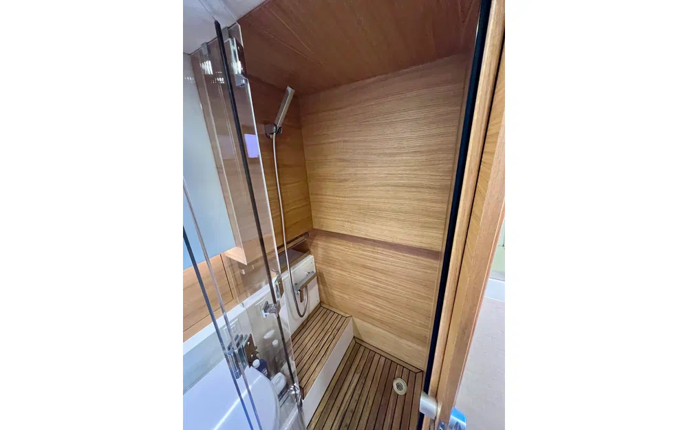 slider 18 De Antonio Yachts D42