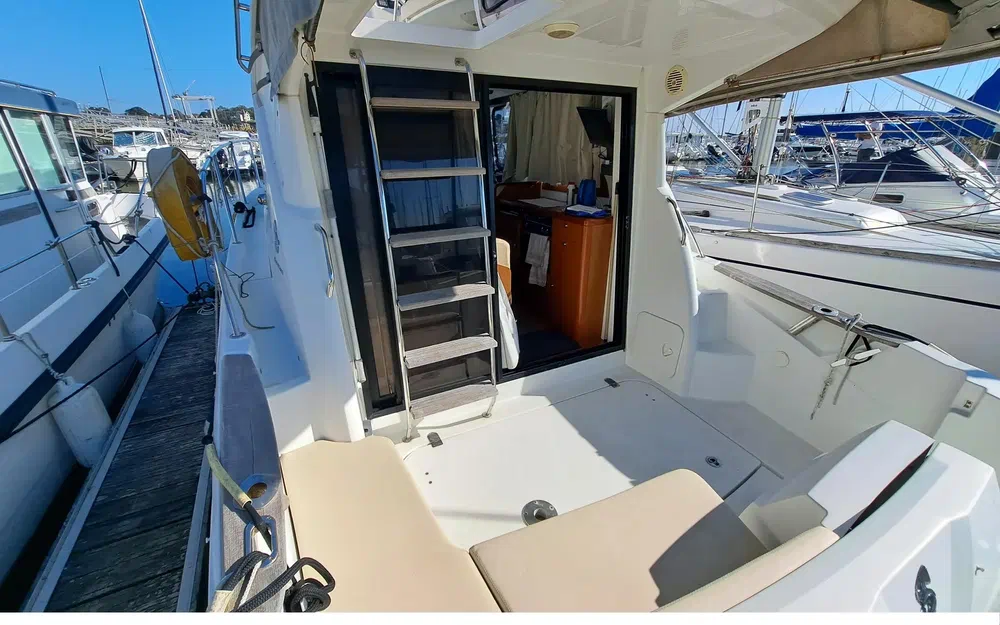slider 1 Beneteau Antares 30 Fly
