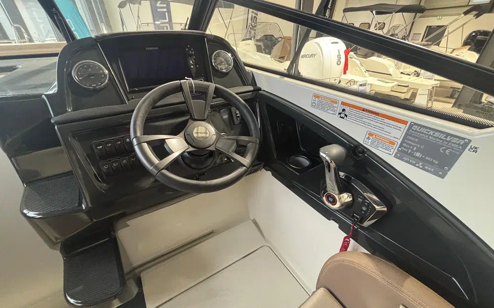 slider 13 Quicksilver Activ 755 Cruiser