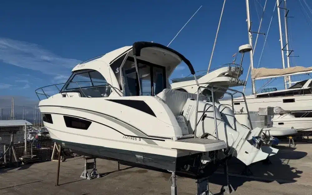 slider 2 Beneteau Antares 9 OB