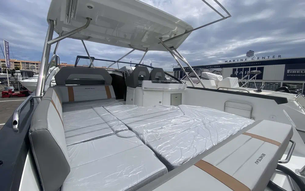 slider 2 Beneteau Flyer 10