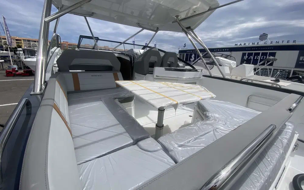 slider 3 Beneteau Flyer 10