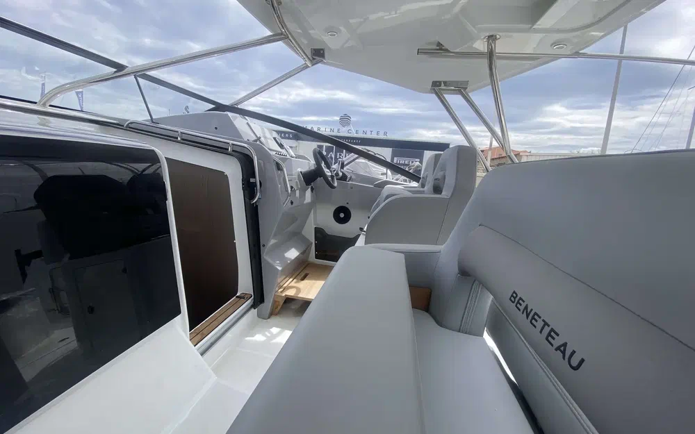 slider 5 Beneteau Flyer 10