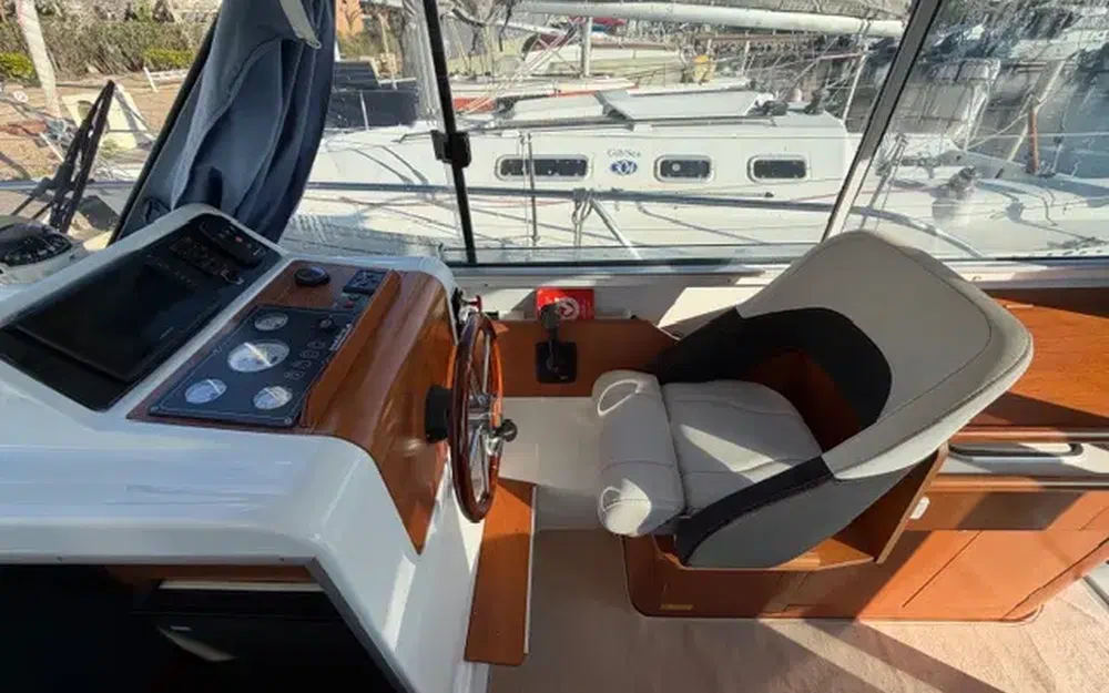 slider 8 Beneteau Antares 760