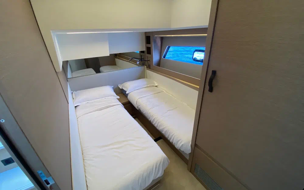 slider 9 Prestige Yachts Prestige 520 Fly