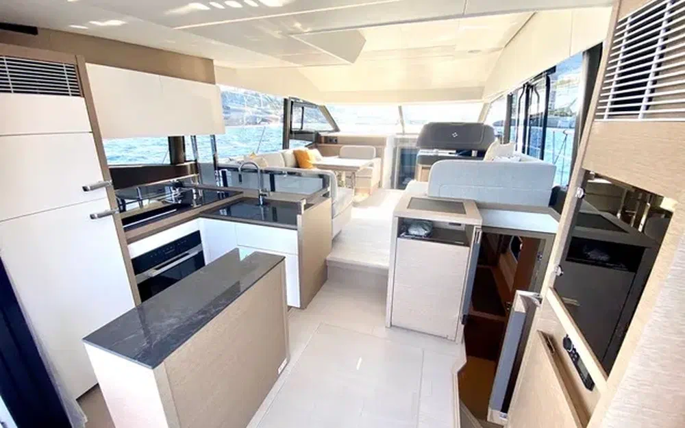 slider 10 Prestige Yachts 520 Fly