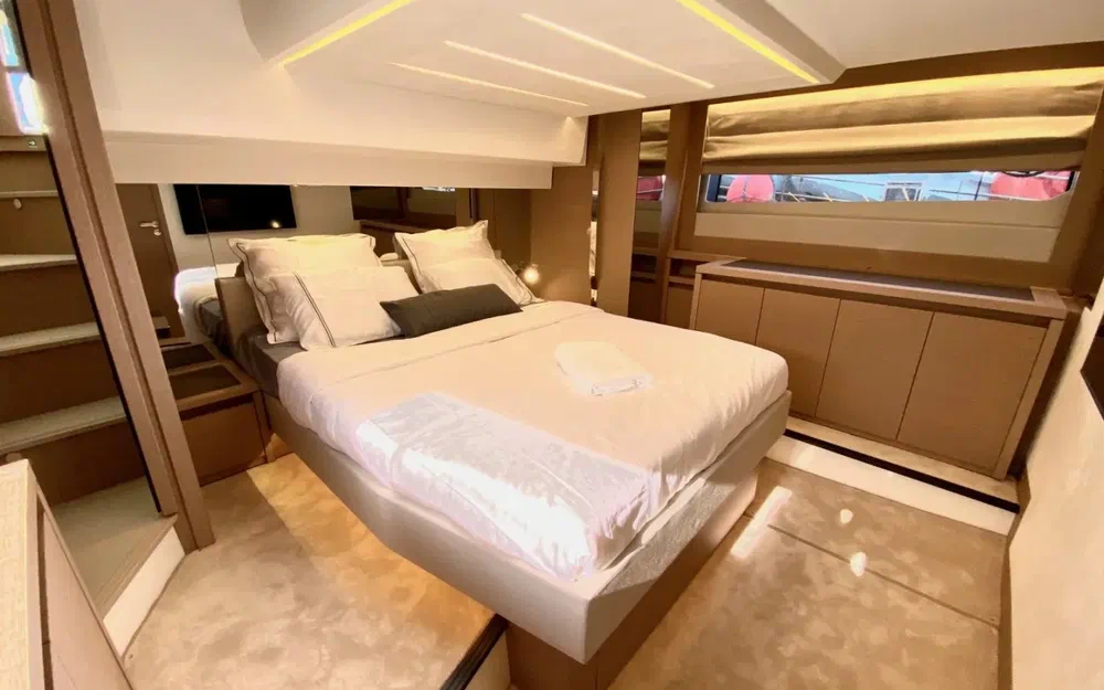 slider 6 Prestige Yachts 520 Fly