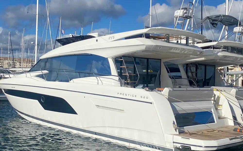 slider 0 Prestige Yachts 520 Fly