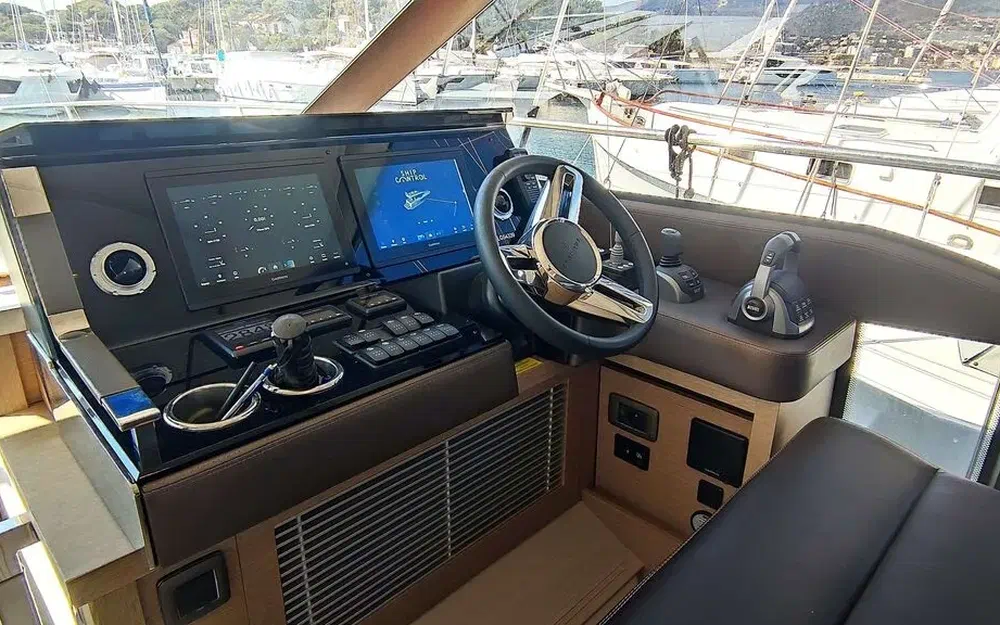 slider 7 Prestige Yachts Prestige 520 Fly