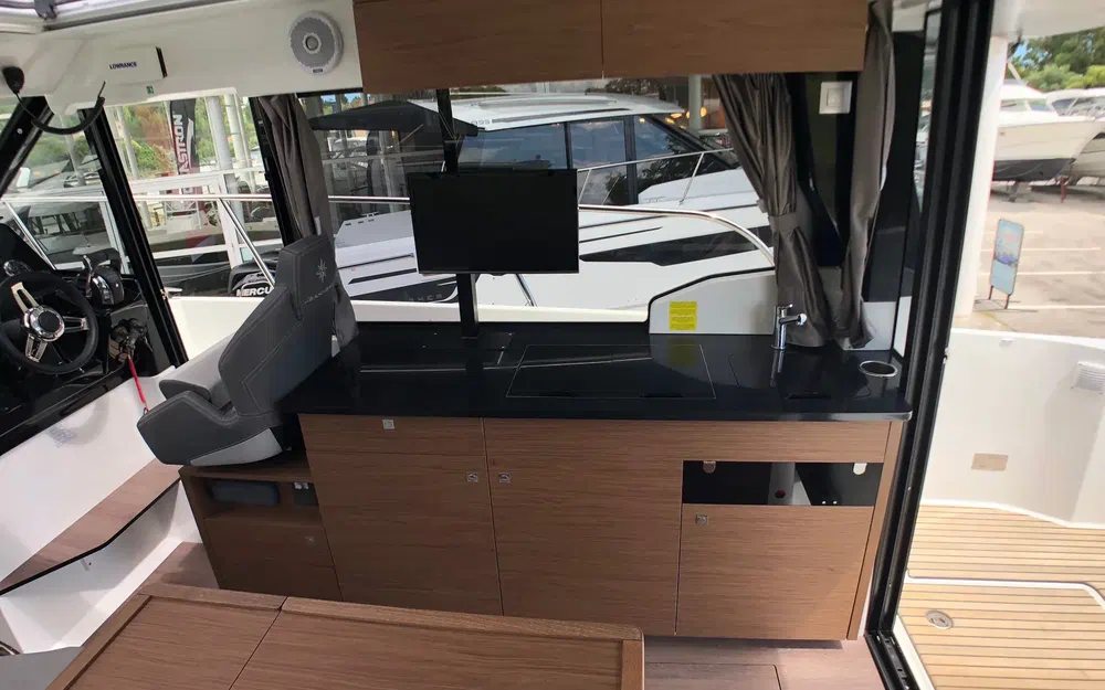 slider 6 Jeanneau Merry Fisher 1095 coupé