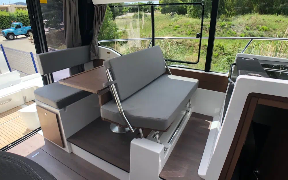 slider 8 Jeanneau Merry Fisher 1095 coupé