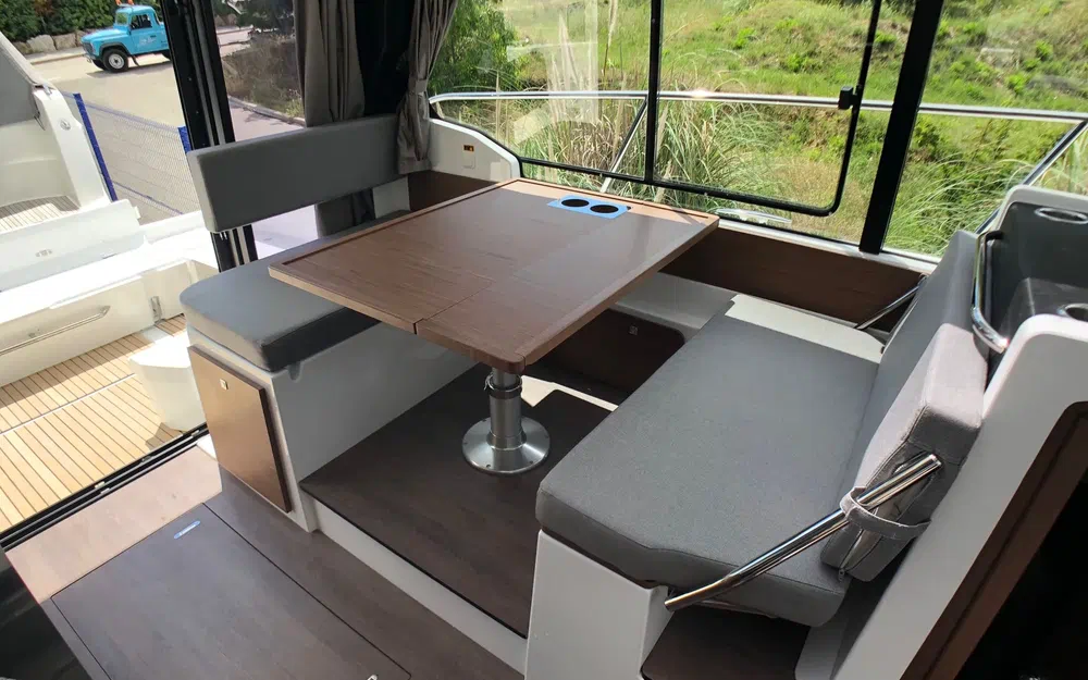 slider 7 Jeanneau Merry Fisher 1095 coupé