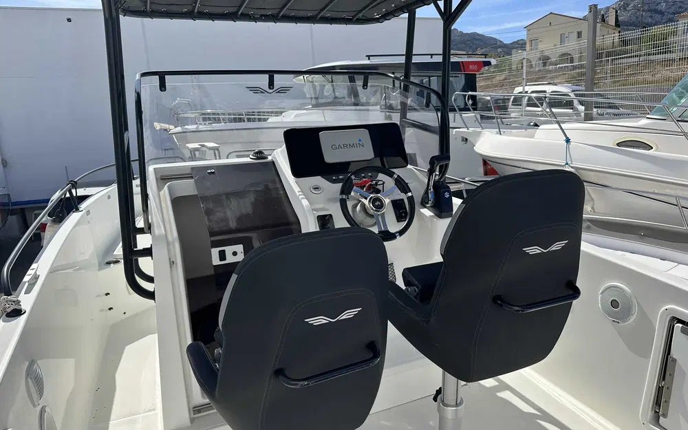 slider 1 Beneteau Flyer 8