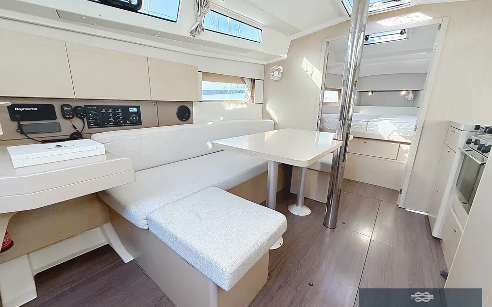 slider 3 Beneteau Oceanis 38.1