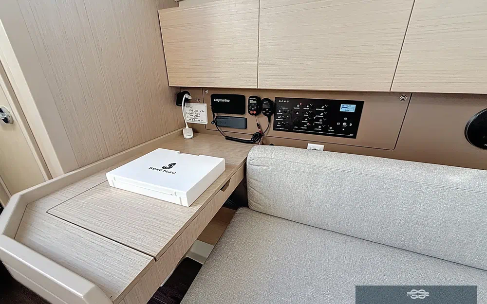 slider 8 Beneteau Oceanis 38.1