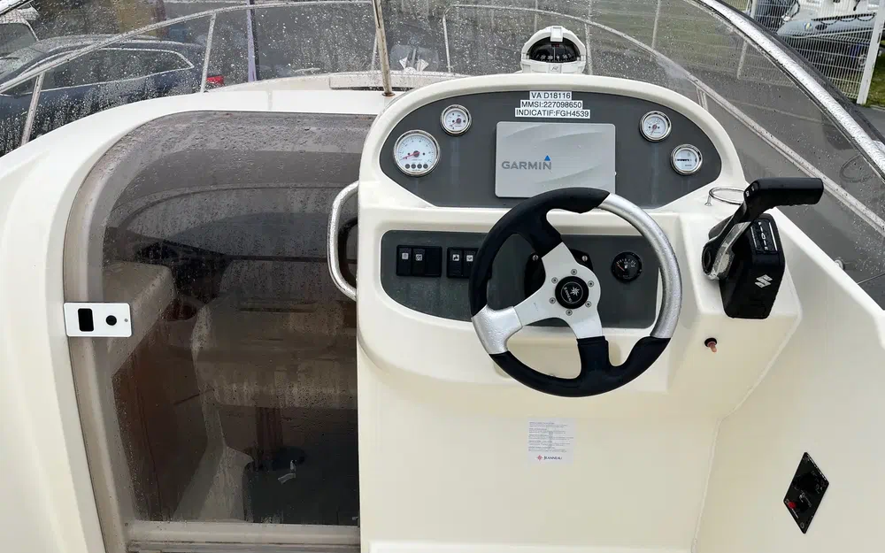 slider 6 Jeanneau Cap Camarat 715 WA