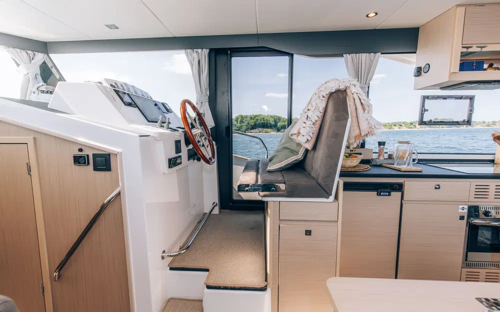 slider 6 Delphia 12 Sedan