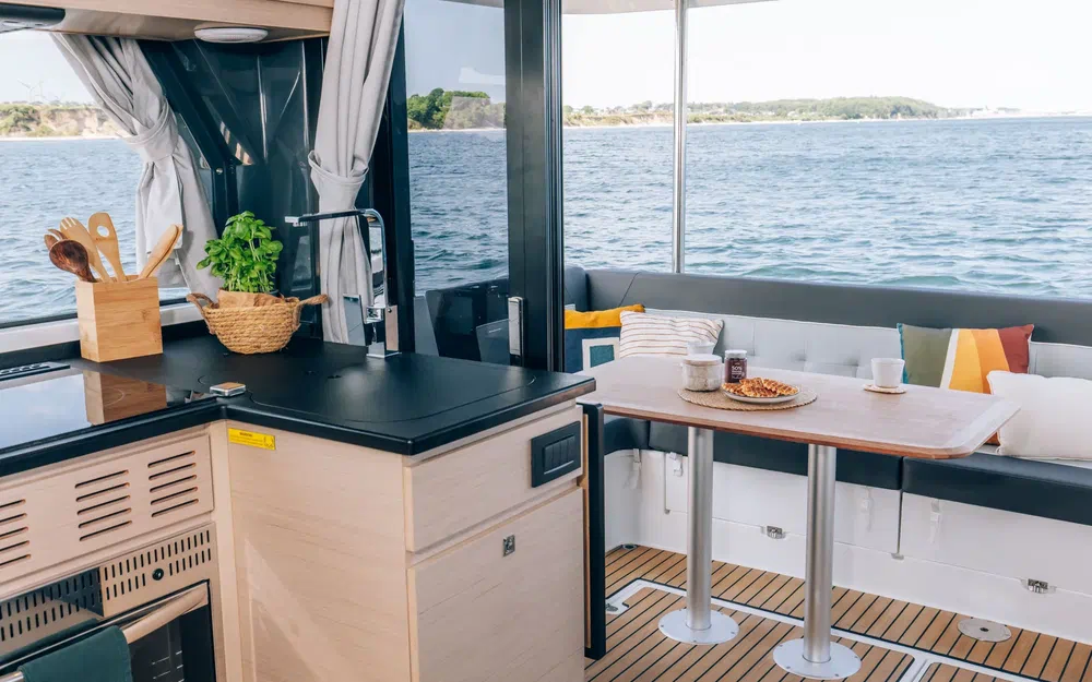 slider 7 Delphia 12 Sedan