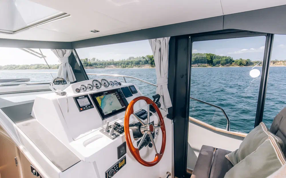 slider 5 Delphia 12 Sedan